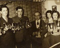 P1019J-1 1949. L-R: John Williams, Glyn Priest, Frank Johnson, Victory (Snowy) Martin, Elaine Jones, Mary Waring, Lorna Johnson