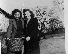 S1119 Frances and Dorothy Jean Taylor from the lock house at Lowsonford