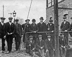Rowington Signal Box gangers Gangers at Rowington signal box. Alfred Teale 4th from left, Horace Wallis 2nd from right on front row.